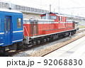 12系客車を牽引して山陽本線御着駅に停車中のDD51形ディーゼル機関車 92068830