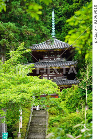 大和松尾寺・雨上がりの三重塔 92069010