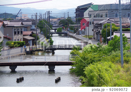 街中を流れる川に複数の橋が掛かっている風景  島根県 安来市：晴れ