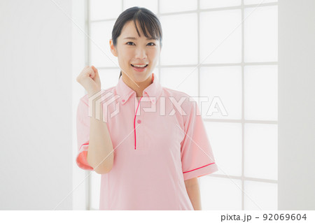 ピンクのポロシャツの女性 ピンクのポロシャツの女性 92069604