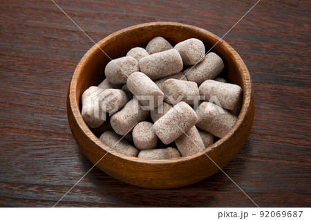 愛媛県産の駄菓子、麦こがし飴 92069687