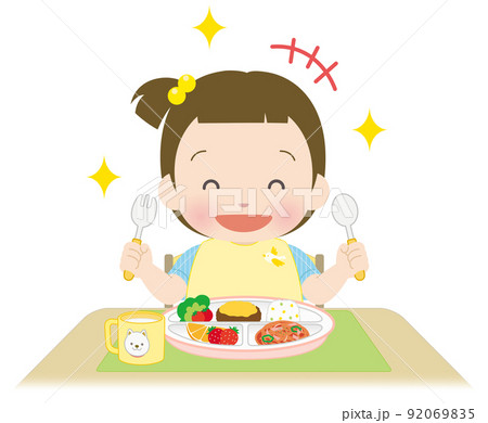 楽しそうにごはんを食べる小さな女の子 楽しそうにごはんを食べる小さな女の子 92069835