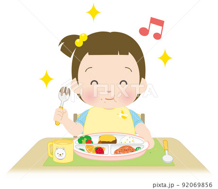 楽しそうにごはんを食べる小さな女の子2 92069856