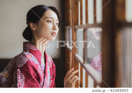 浴衣の女性　日本家屋 92069905