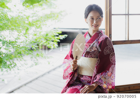 浴衣の女性 日本家屋 浴衣の女性 日本家屋 92070005