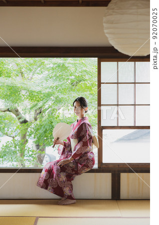 浴衣の女性 日本家屋 浴衣の女性 日本家屋 92070025