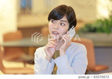 不安な表情で電話するビジネスウーマン1 92070072