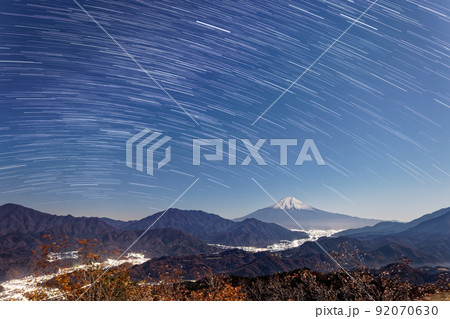 高川山から見る月明かりの富士山と星空 92070630