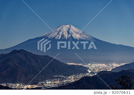 高川山から見る月明かりの富士山 92070631