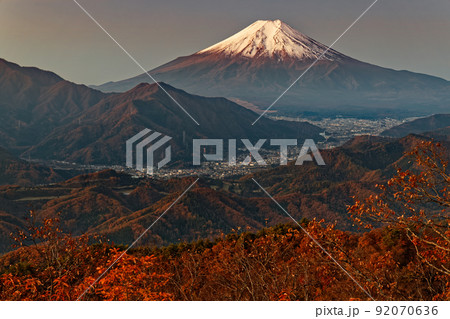 高川山から見る夜明けの富士山 92070636