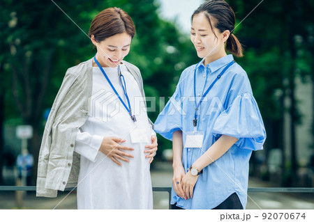 妊娠中の女性と話すビジネスウーマン 92070674