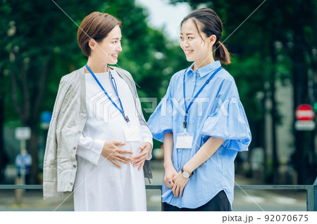 妊娠中の女性と話すビジネスウーマン 92070675