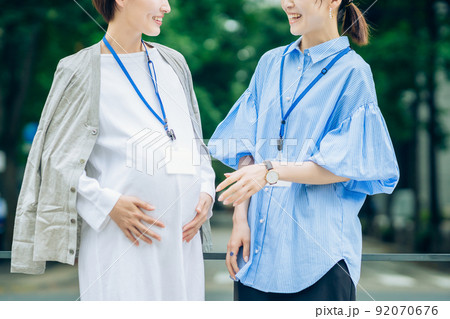 妊娠中の女性と話すビジネスウーマン 92070676