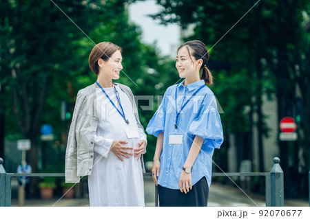 妊娠中の女性と話すビジネスウーマン 妊娠中の女性と話すビジネスウーマン 92070677