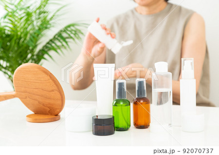 化粧をするミドル女性 92070737