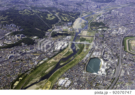 多摩川ボートレース場上空から是政橋方向を空撮 92070747
