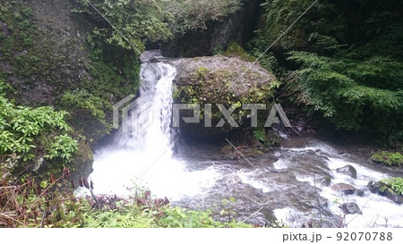 岩の間から流れる滝 92070788