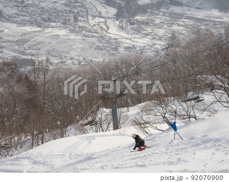 厳冬のMt.KOSHA よませ温泉スキー場　エースコースを滑るレーサー 92070900