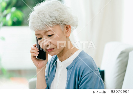悲しい知らせを受けるシニア女性【スマホ】 悲しい知らせを受けるシニア女性【スマホ】 92070904