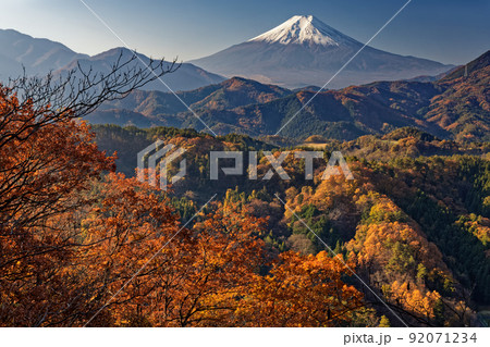 大月市・天狗岩から見る紅葉の山並みと富士山 92071234