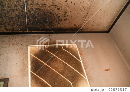 油で汚れたキッチンの換気扇 油で汚れたキッチンの換気扇 92071317