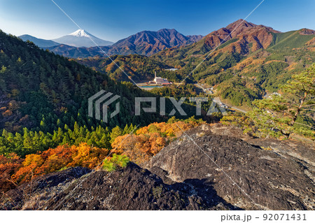 大月・天狗岩から見る富士山と三ツ峠 大月・天狗岩から見る富士山と三ツ峠 92071431