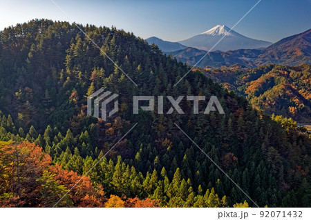 大月市・天狗岩から見る紅葉の山並みと富士山 大月市・天狗岩から見る紅葉の山並みと富士山 92071432