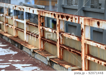 錆びた歩道橋手摺　イメージ 92071448