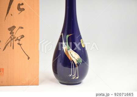 綺麗な陶器製の花瓶と木箱の写真素材 [92071665] - PIXTA
