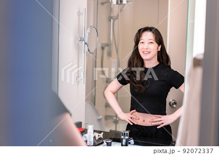 ダイエットをする若い女性 ダイエットをする若い女性 92072337