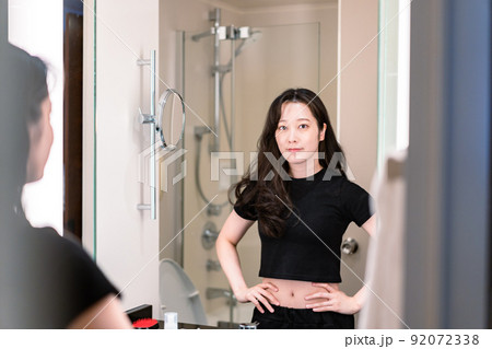 ダイエットをする若い女性 ダイエットをする若い女性 92072338