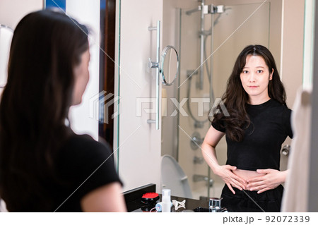 ダイエットをする若い女性 92072339