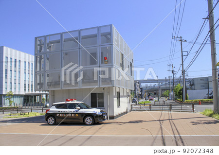 キングスカイフロントで見つけた斬新な交番とパトカー 92072348