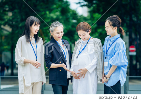 妊娠中の女性と話す、さまざまな年代の女性 妊娠中の女性と話す、さまざまな年代の女性 92072723