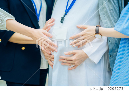 妊娠中の女性と話す、さまざまな年代の女性 妊娠中の女性と話す、さまざまな年代の女性 92072734