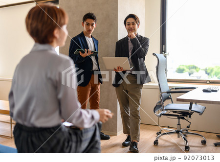 相談するビジネスパーソン 相談するビジネスパーソン 92073013