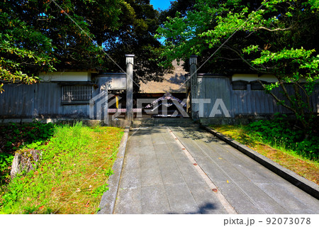 北陸・能登半島・輪島・時国家(本家上時国家)の門へ続くスロープと門・石川県輪島市 北陸・能登半島・輪島・時国家(本家上時国家)の門へ続くスロープと門・石川県輪島市 92073078