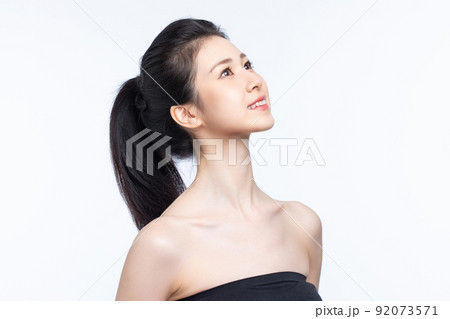 Asian beauty doing makeup Asian beauty doing makeup 92073571