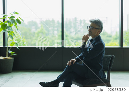 グレイヘアのビジネスマン 92073580