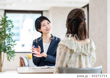 若い女性の相談にのるプランナー 若い女性の相談にのるプランナー 92073754