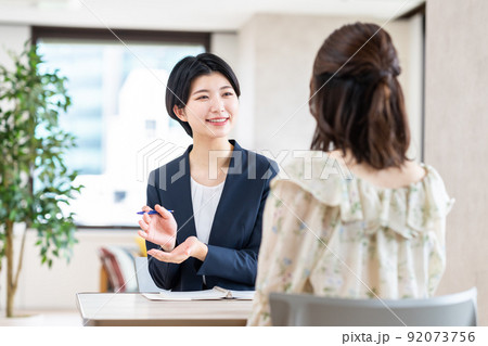 若い女性の相談にのるプランナー 若い女性の相談にのるプランナー 92073756