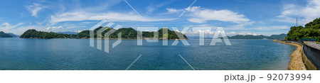 瀬戸内海の海岸風景、とびしま海道 大崎下島から本州方向、三角島を望む 92073994