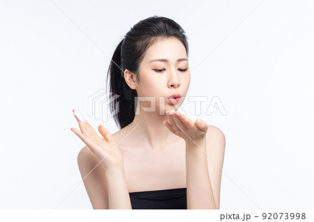 Asian beauty doing makeup Asian beauty doing makeup 92073998