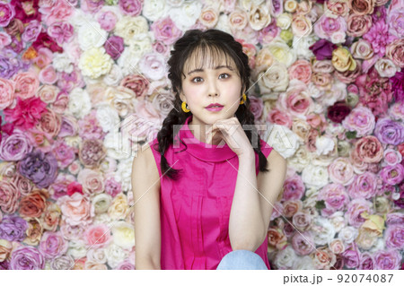 若い女性　ポートレート　ビューティーイメージ　韓国メイク 92074087
