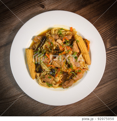 RECIPE FOR WOK-COOKED PORK LOIN, BLACK MUSHROOM, CHINESE NOODLE, CORN ON THE COB, CARROT, CARAMEL 92075050