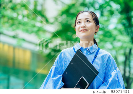 屋外でのビジネスウーマンのポートレート 92075431