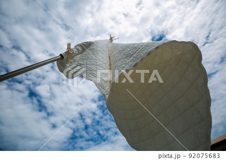 野外に干された洗濯物 92075683