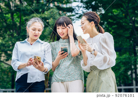スマートフォンを使うさまざまな世代の女性 スマートフォンを使うさまざまな世代の女性 92076101