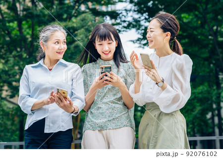 スマートフォンを使うさまざまな世代の女性 スマートフォンを使うさまざまな世代の女性 92076102