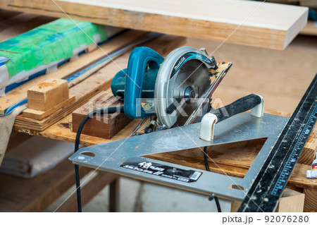 木材加工に使う機械 92076280